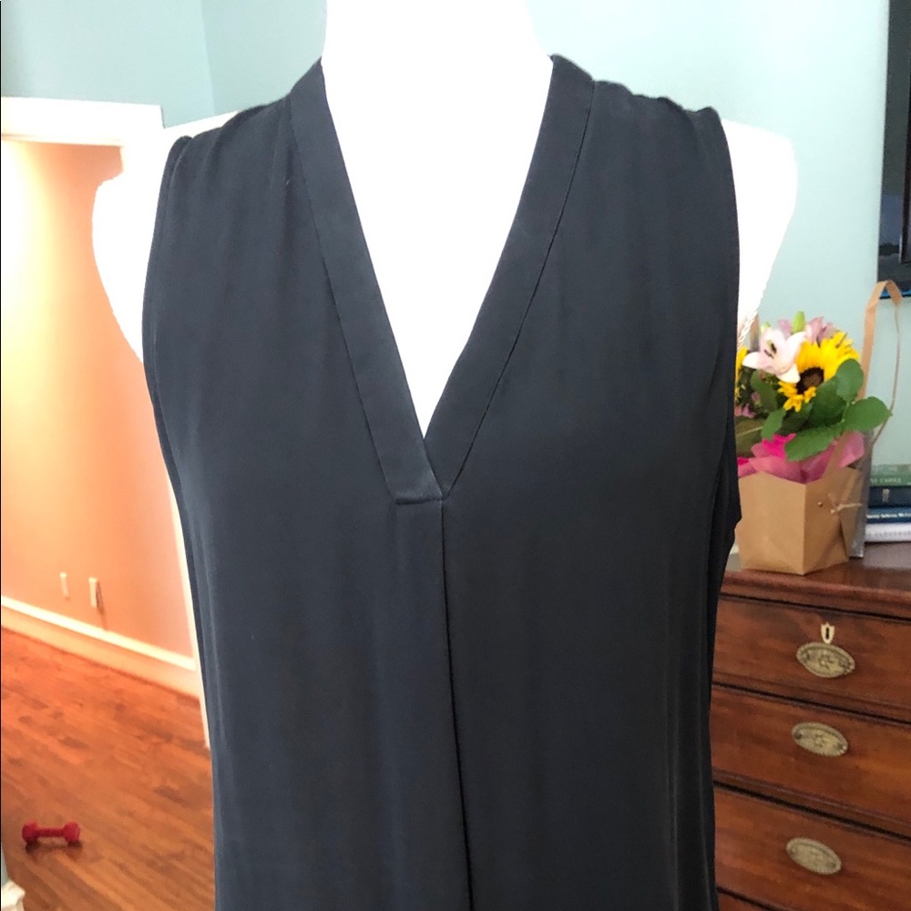 VINCE 100% SILK SLEEVELESS TOP